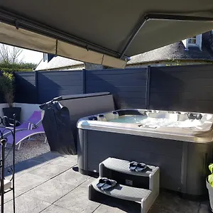 Hébergement de vacances Merlin Privatif Et Sauna, Trélévern